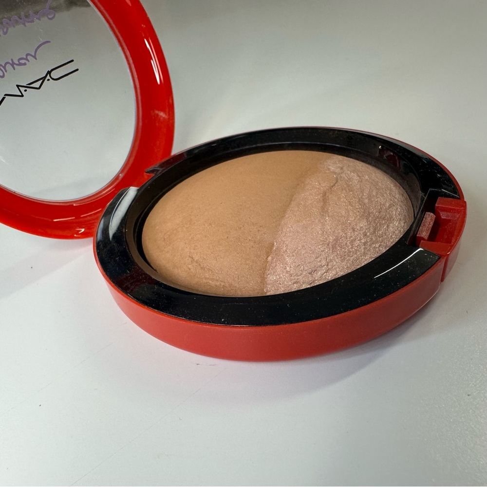 MAC x Sharon Osbourne Mineralize Skinfinish in Refresh, Soft Brown - Picture 4 of 9